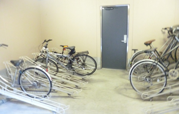 ローズガーデンＫ132番館　K-132のその他共用部分|屋根付きの駐輪場で雨が降っても濡れませんヽ(^o^)丿