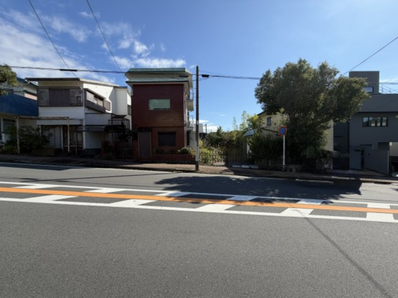 駅まで徒歩4分の場所にある建物付き売地の外観