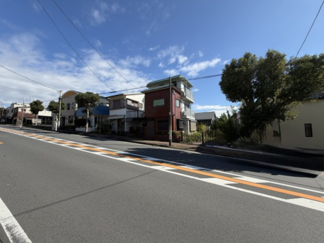 駅まで徒歩4分の場所にある建物付き売地の外観