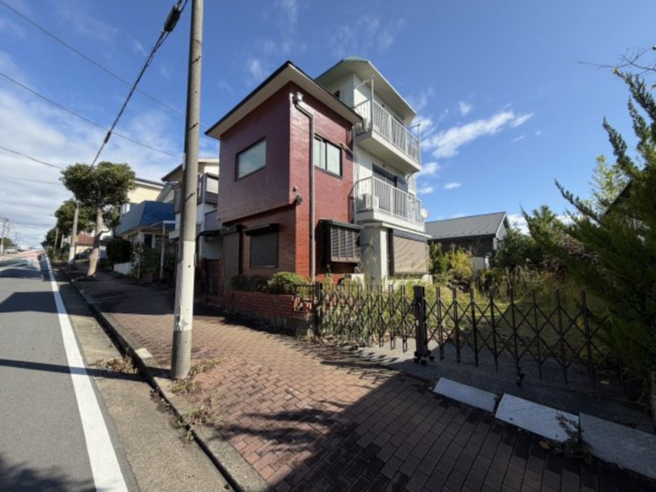 駅まで徒歩4分の場所にある建物付き売地の外観