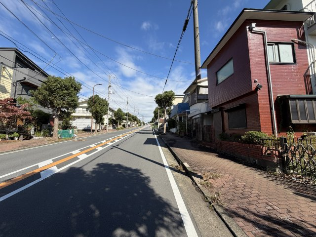 駅まで徒歩4分の場所にある建物付き売地の前面道路含む現地写真