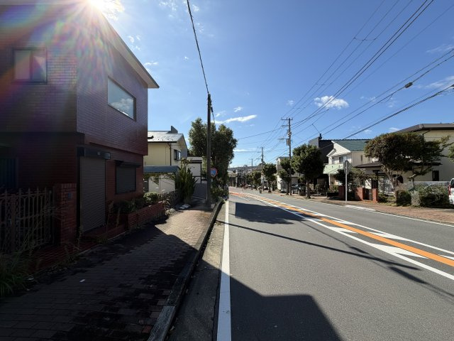 駅まで徒歩4分の場所にある建物付き売地の前面道路含む現地写真