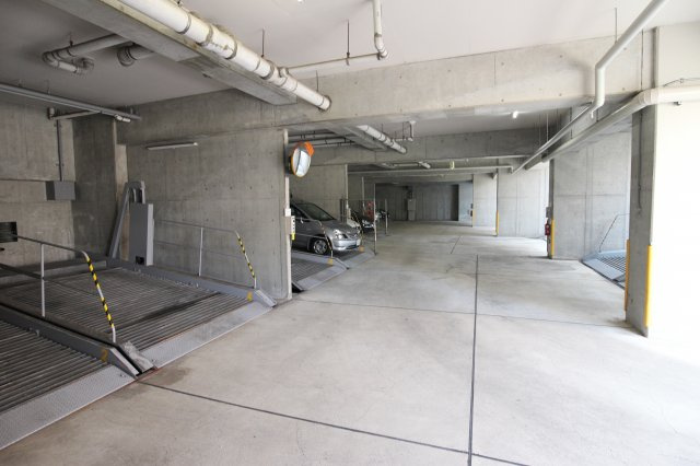 コスモ舞子坂弐番館の駐車場