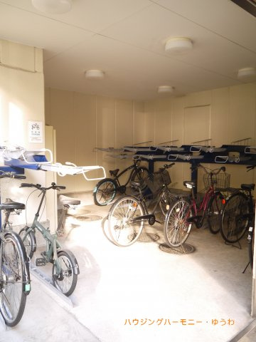 【その他共用部分】 | フレックス板橋 | 屋根付きの駐輪場となっていますので、雨の日でも大切な自転車が濡れずに済みます。