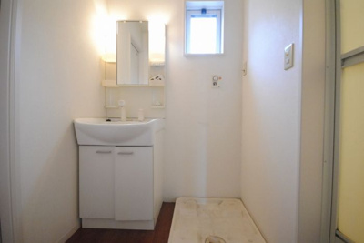 【洗面所】 | リブレア津福本町B棟 | ゆったりとスペースのある洗面所