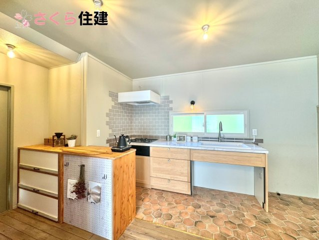 野木町若林　ノルディックハウスのキッチン|キッチンの天板、壁、床にはおしゃれなタイルをふんだんに使用しました。