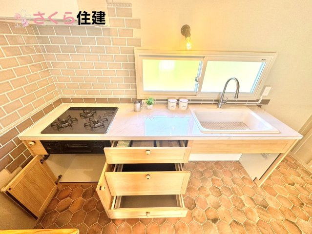 野木町若林　ノルディックハウスのキッチン|キッチン下収納は奥まで引き出せるので、大きく屈まなくても楽に必要なものがパッと取り出せます！