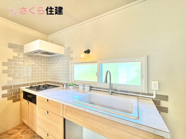 野木町若林　ノルディックハウスのキッチン|キッチンシンクは珍しい海外製の陶器シンクを採用。