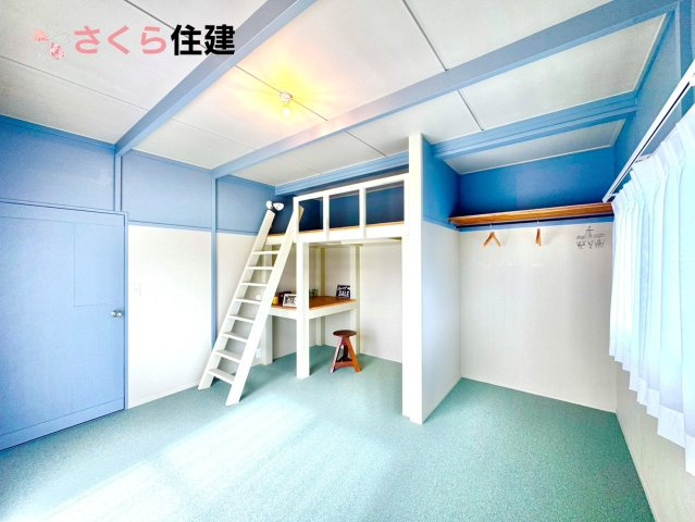 野木町若林　ノルディックハウスの洋室|秘密基地のような階段付きロフト！大人でもわくわくしてしまいそうな自分だけの空間。