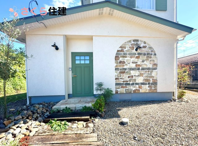 野木町若林　ノルディックハウスの玄関|アクセントカラーのグリーンが際立つ外観は日本を感じさせない北欧風の可愛い仕上がりに。