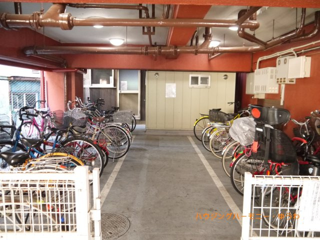【その他共用部分】 | 三田大山コーポ | 屋根付きの駐輪場となっていますので、雨の日でも大切な自転車が濡れずに済みます。