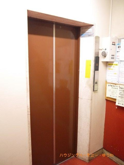 【その他共用部分】 | 三田大山コーポ | エレベーター完備のため荷物が多くなっても安心。