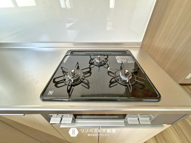 東大阪市大蓮東1丁目中古戸建のキッチン|3口コンロがあるのでまとめて調理できるのは良いですね◎