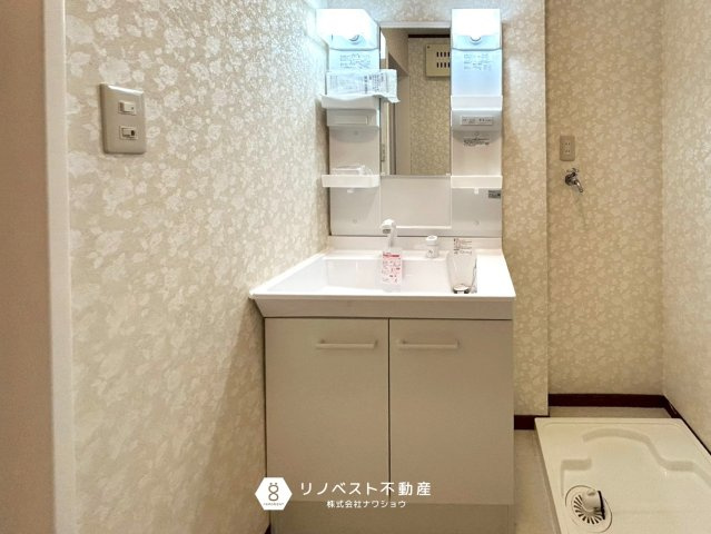 東大阪市大蓮東1丁目中古戸建の独立洗面台|洗面台に照明がついていてお顔を明るく照らしてくれるので身支度もスムーズですね♪