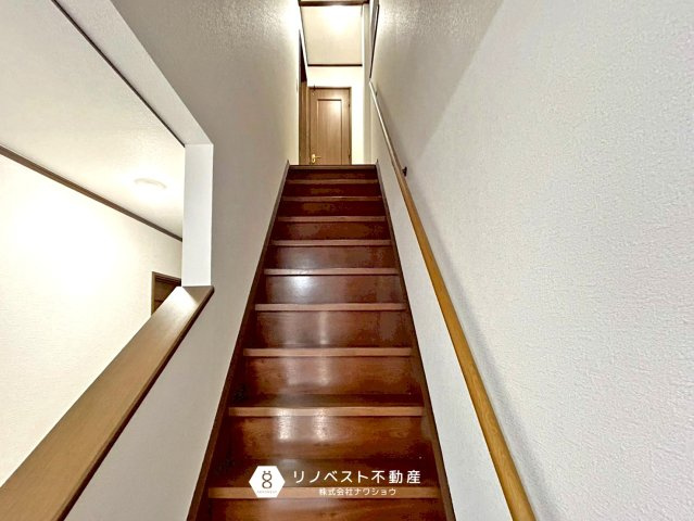 東大阪市大蓮東1丁目中古戸建の内装|階段には手すりがあるので転倒防止に役立ちます！