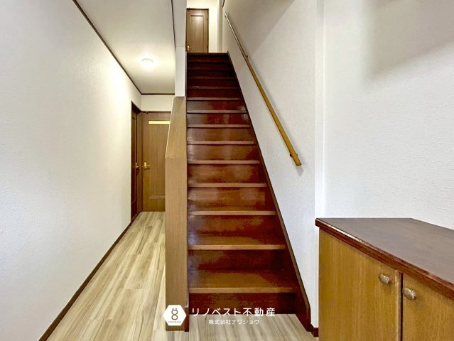 東大阪市大蓮東1丁目中古戸建の内装|玄関入ってすぐに2階に上がる階段がありスムーズにリビングに行くことができます。