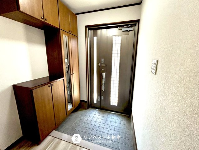 東大阪市大蓮東1丁目中古戸建の玄関|玄関収納があるのでスッキリとした玄関周りにできますね！