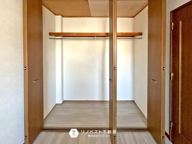 東大阪市大蓮東1丁目中古戸建の収納|上部には棚があるので普段あまり使わない物を収納することができますね！