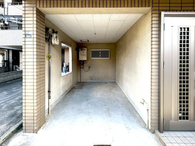 東大阪市大蓮東1丁目中古戸建の駐車場|屋根付きのガレージなので雨の日でも安心ですね◎