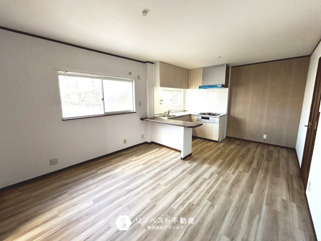 東大阪市大蓮東1丁目中古戸建の居間・リビング|2面採光で明るいLDKです♪家族団らんの場としても最適ですね！