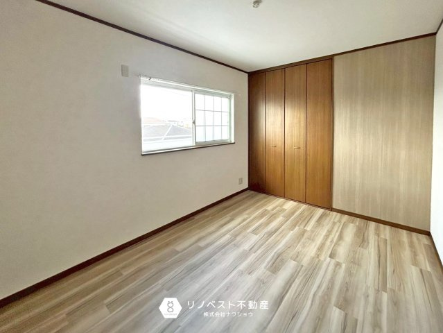 東大阪市大蓮東1丁目中古戸建の洋室|各洋室にはクローゼットがあるので収納する場所には困りません◎