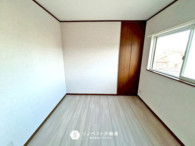 東大阪市大蓮東1丁目中古戸建の洋室|押入があるのでちょっとした日用品や掃除用品を収納しておけますね！