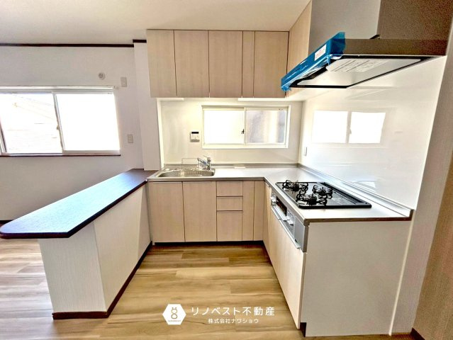 東大阪市大蓮東1丁目中古戸建のキッチン|L字型キッチンでコンパクトな移動で済むので家事の効率も上がりますね！