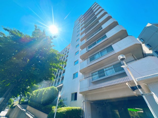【外観】 | 【緑豊かな住環境と利便性が両立】周辺は落ち着いた街並みが広がり、日々の買い物施設や飲食店も身近に揃う好立地。都心の利便性を享受しながら、穏やかで快適な新生活をスタートできます。