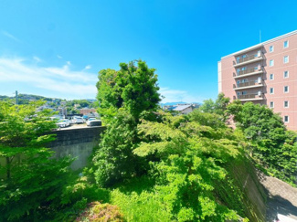 【展望】 | 高い建物が少なく、心地よい風と陽光が舞い込む開放的なロケーション。利便性豊かな谷エリアにいながら、周囲の視線を気にせずのびのびと過ごせる希少な住環境です。