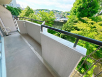 【バルコニー】 | エクセレンス谷☆仲介手数料無料☆ | 広すぎないからこそ、日々のお手入れが驚くほど簡単。サッと掃き掃除ができるサイズ感で、常に清潔な空間を保てます。家事の負担を減らし、自分時間を大切にしたい方にぴったりの設計です。