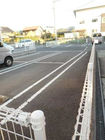 ファミールケイ　Ｆの駐車場