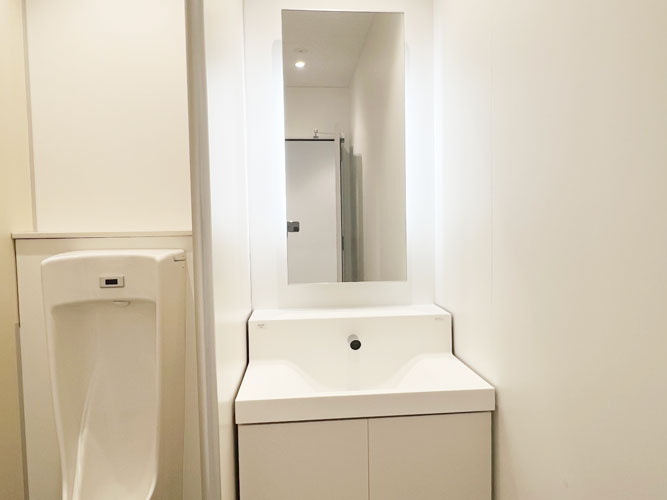 椿町ビルの洗面所