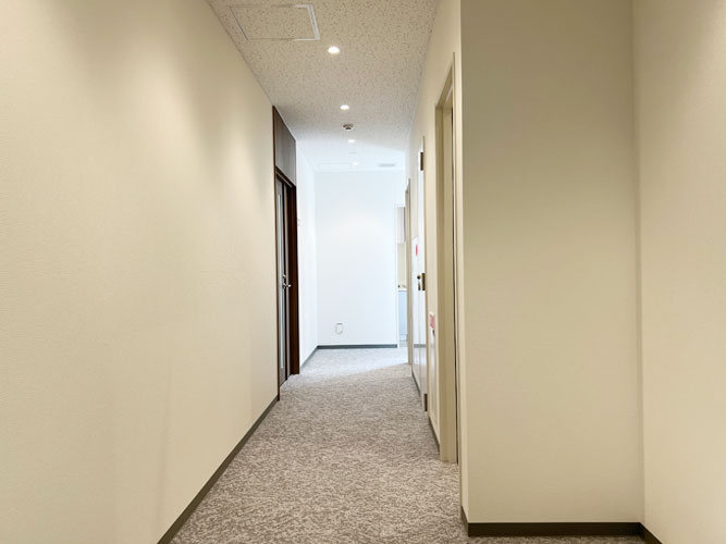 椿町ビルの居間・リビング