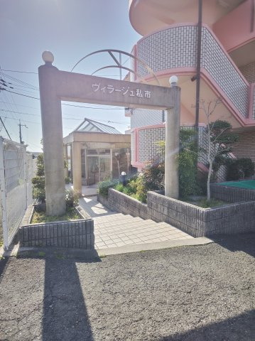 ヴィラージュ私市のエントランス