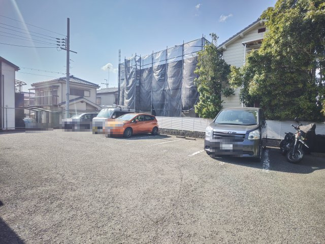 ヴィラージュ私市の駐車場