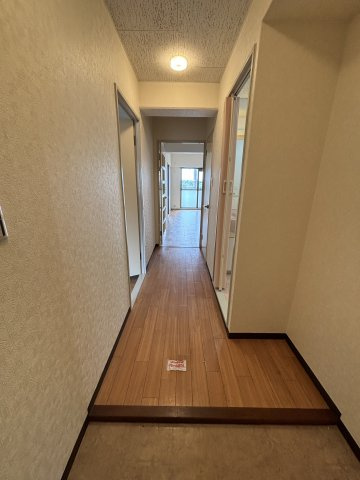ヴィラージュ私市の玄関