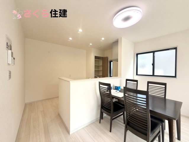 いろどりアイタウン小山市粟宮22-P1　１６号棟のキッチン|対面式システムキッチン。リビングを見渡せるキッチンで家族の様子をうかがいながら料理がはかどりそう！