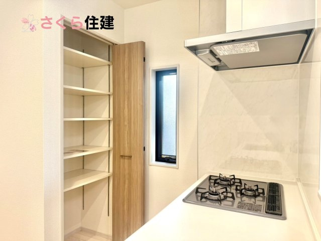 いろどりアイタウン小山市粟宮22-P1　１６号棟のキッチン|忙しい朝のキッチンも3口コンロで作業効率UPします。キッチン奥には憧れのパントリースペースを完備。