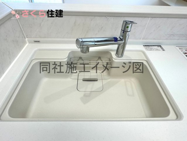 いろどりアイタウン小山市粟宮22-P1　１６号棟のキッチン|同社施工物件の写真です。※建具やフローリング、その他仕様が違う場合がございます。									
