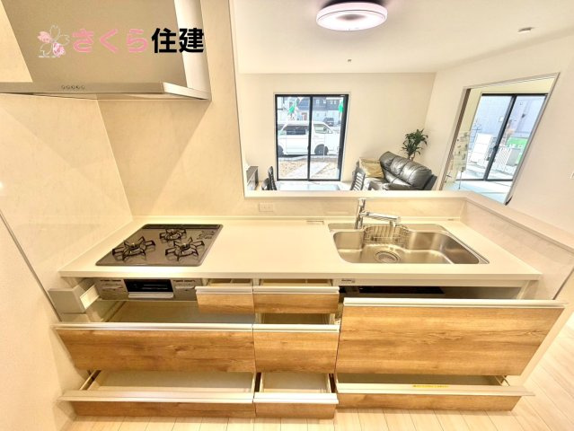 いろどりアイタウン小山市粟宮22-P1　１６号棟のキッチン|キッチン下収納は奥まで引き出せるので、大きく屈まなくても楽に必要なものがパッと取り出せます！