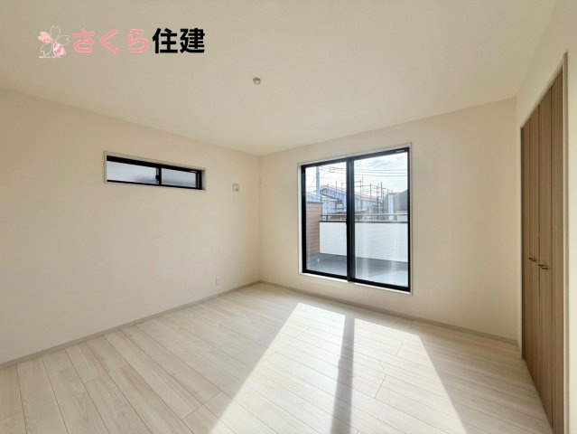 いろどりアイタウン小山市粟宮22-P1　１６号棟の洋室|各部屋に収納あります！荷物が多い子育て世代や、趣味道具の多い方にもうれしいですね！