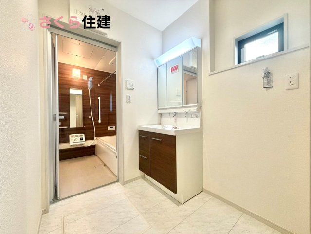 いろどりアイタウン小山市粟宮22-P1　１６号棟の洗面所|ゆとりある広さの洗面所。両サイド収納の洗面台で、二人ならんで同時の身支度もスムーズです。