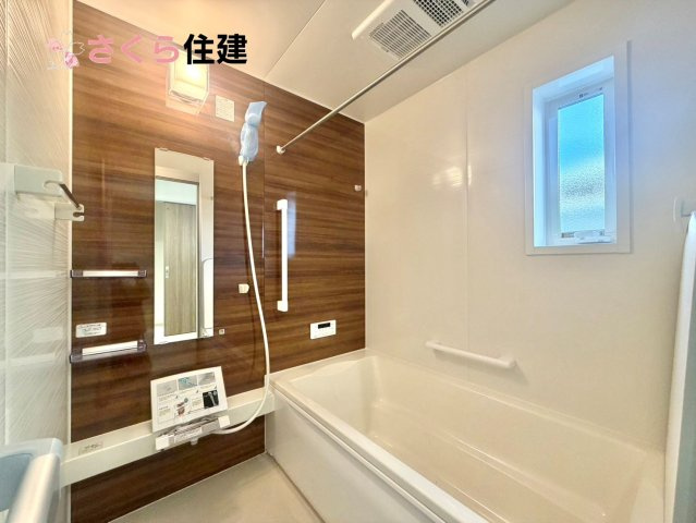 いろどりアイタウン小山市粟宮22-P1　１６号棟の浴室|梅雨の時期は大活躍の浴室乾燥機！家族の数だけ増える洗濯物もしっかり乾かせます
