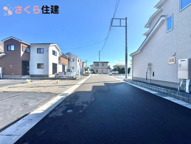 いろどりアイタウン小山市粟宮22-P1　１６号棟の前面道路含む現地写真|前面道路：開発道路南側幅員6ｍ