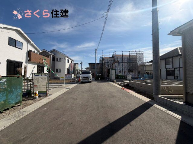 いろどりアイタウン小山市粟宮22-P1　１６号棟の前面道路含む現地写真|前面道路：開発道路南側幅員6ｍ