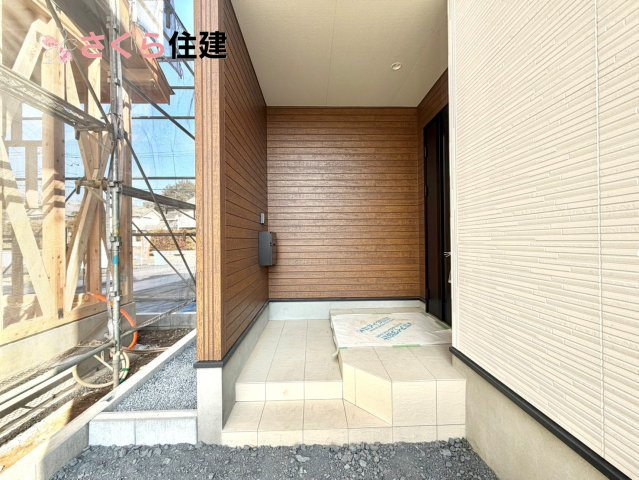 いろどりアイタウン小山市粟宮22-P1　１６号棟の玄関|夜間でも来訪者の顔を認識できるLEDライトを装備！ＴＶモニター付きインターフォンで安心のセキュリティ