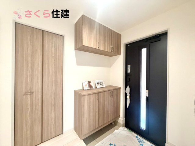 いろどりアイタウン小山市粟宮22-P1　１６号棟の玄関|玄関がいつも片づく大型シューズボックス。お子様の靴のサイズが大きくなっていっても安心の広々スペース！