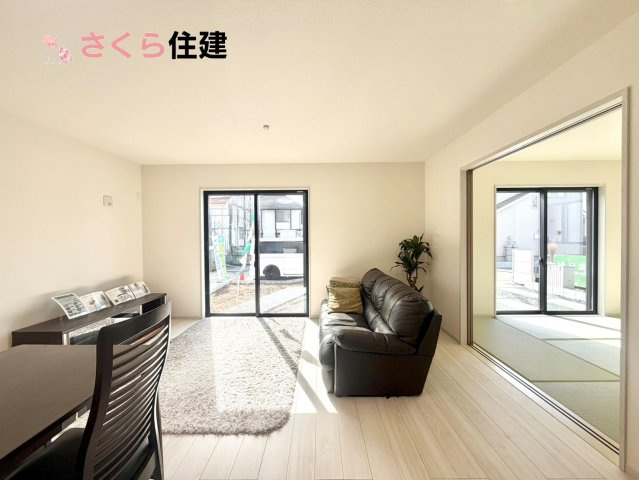 いろどりアイタウン小山市粟宮22-P1　１６号棟の居間・リビング|広々15.6帖LDLは南向きで日当たり良好。ゆったりとした時間の流れる開放的なくつろぎの空間