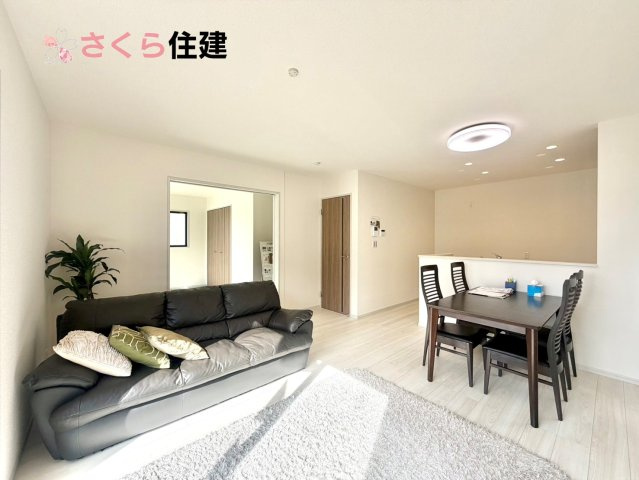 いろどりアイタウン小山市粟宮22-P1　１６号棟の居間・リビング|15.6帖LDKはキッチンで家事をしながらでもお子様に一対一で向き合える時間が作れます！！
