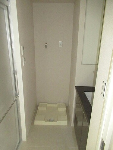 オープンレジデンシア銀座築地の設備|室内洗濯機置場　※2018年9月撮影